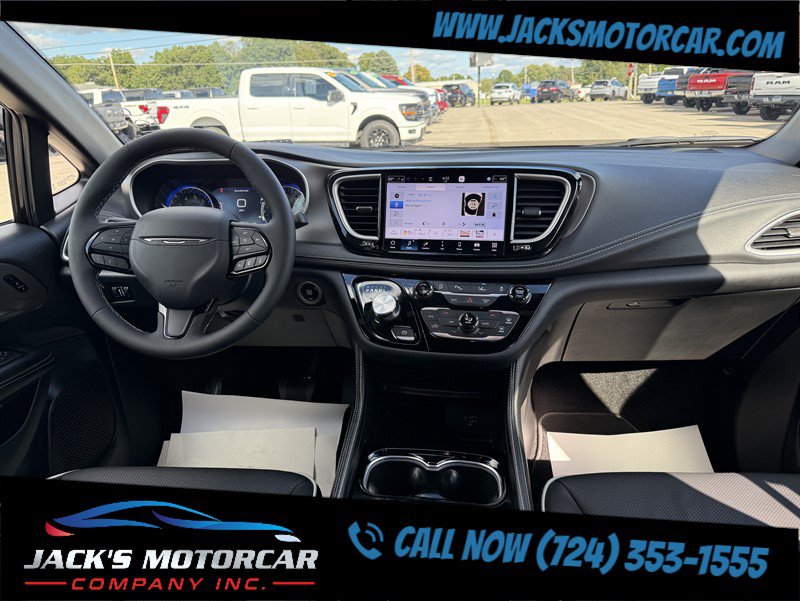 Used 2027 Chrysler Pacifica Limited FWD image 39
