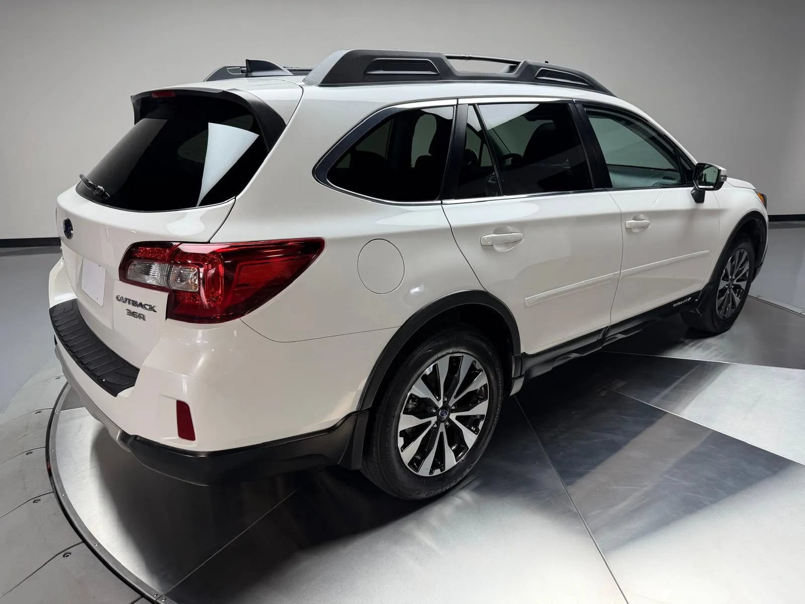 Used 2016 Subaru Outback 3.6R Limited AWD/4WD image 2