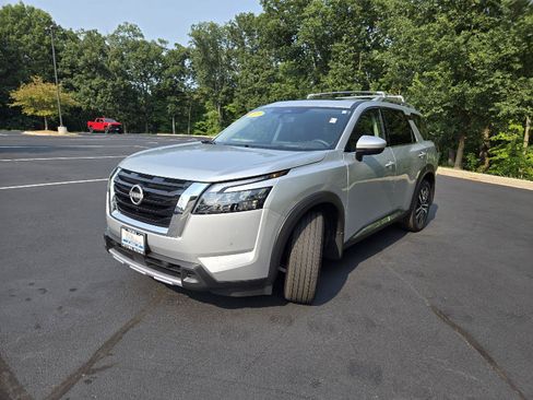 Used 2025 Nissan Pathfinder Platinum AWD/4WD image 4