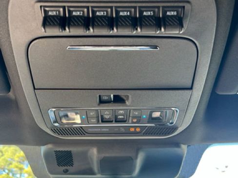 Used 2025 Ford F350 Platinum w/ FX4 Off-Road Package image 19