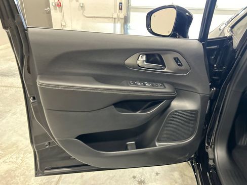 New 2027 Chrysler Pacifica Select FWD image 15