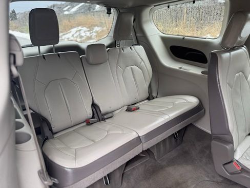 Used 2018 Chrysler Pacifica Touring-L image 17