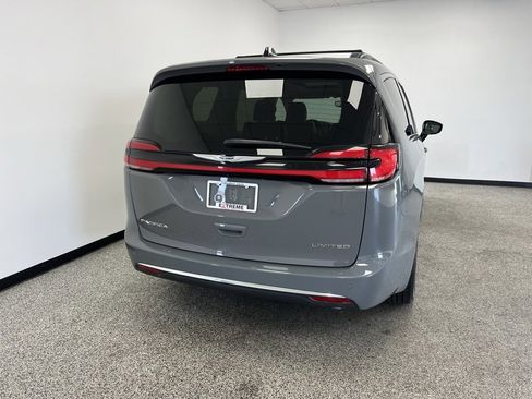 Used 2023 Chrysler Pacifica Limited image 7