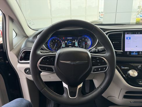 Used 2024 Chrysler Pacifica Touring-L image 31