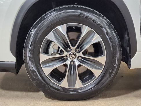 Used 2021 Toyota Highlander XLE FWD image 28
