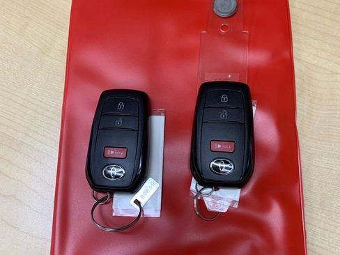 Used 2025 Toyota Tacoma Limited image 33