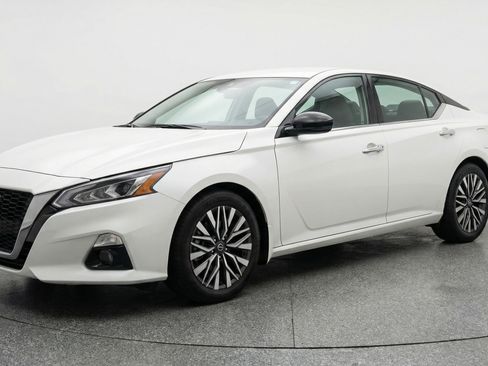 Used 2025 Nissan Altima 2.5 SV FWD image 3