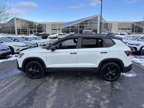 New 2026 Volkswagen Taos SE image 4