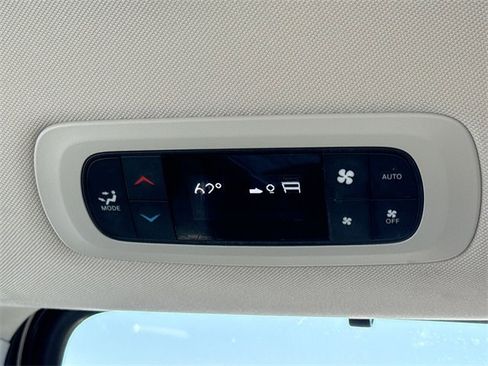 Used 2024 Chrysler Pacifica Touring-L image 23
