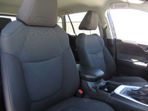 Used 2021 Toyota RAV4 XLE w/ XLE Grade Weather Package AWD/4WD image 10