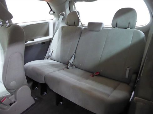 Used 2016 Toyota Sienna L image 25