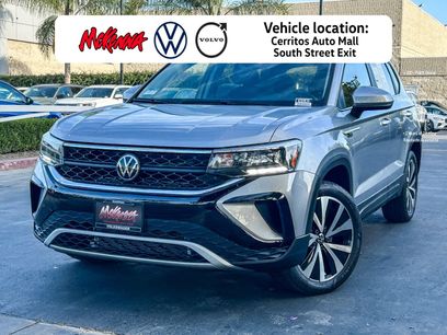 Used 2023 Volkswagen Taos SE w/ Panoramic Sunroof Package