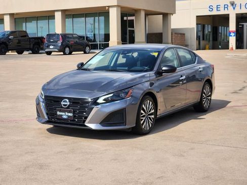 Used 2024 Nissan Altima 2.5 SV FWD image 3