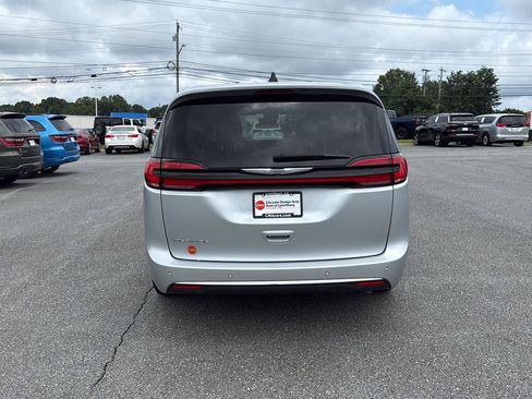 Used 2023 Chrysler Pacifica Touring-L FWD image 6