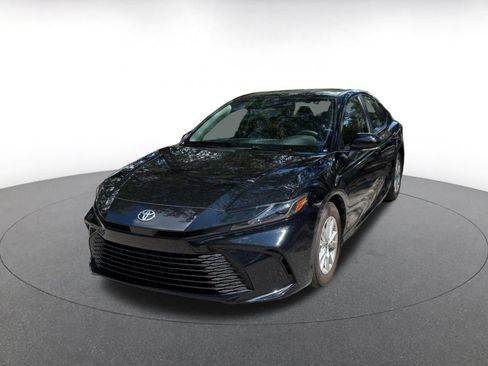 Used 2025 Toyota Camry LE FWD image 4
