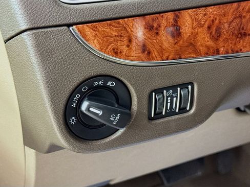 Used 2016 Chrysler Town & Country Touring w/ Driver Convenience Group FWD image 11