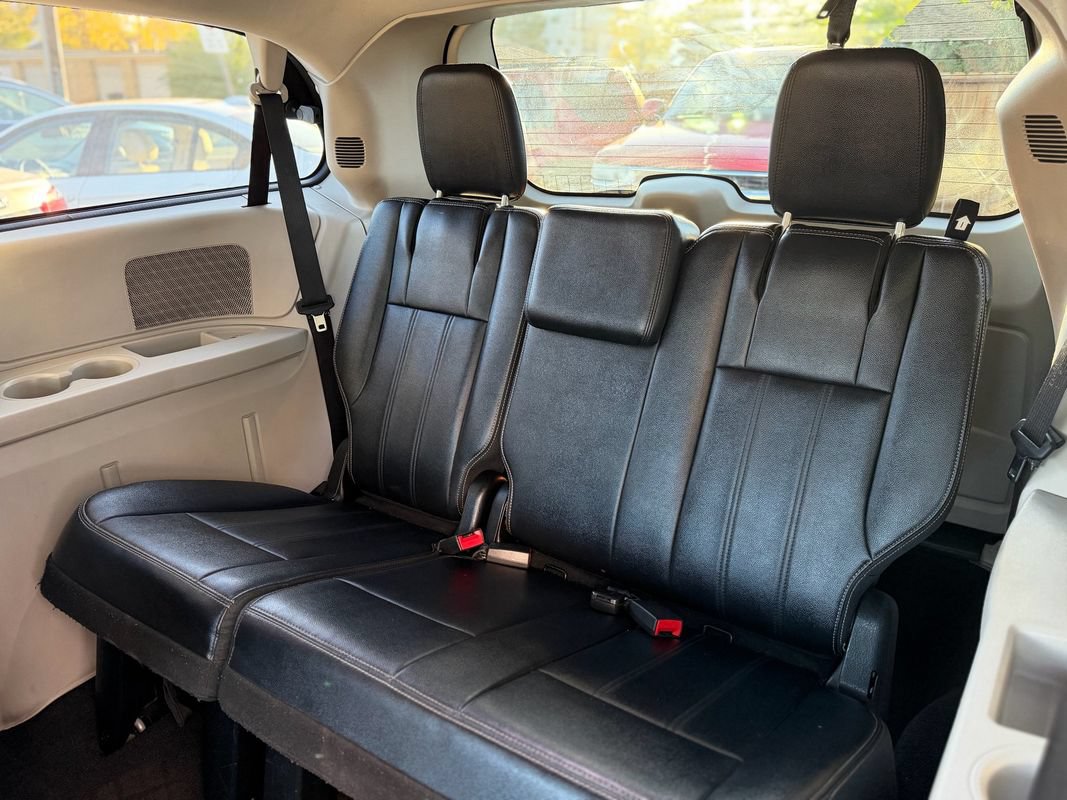 Used 2014 Chrysler Town & Country Touring FWD image 12