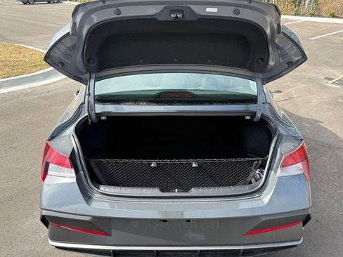 Used 2025 Hyundai Elantra SE image 13