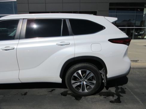 Used 2023 Toyota Highlander XLE AWD/4WD image 4