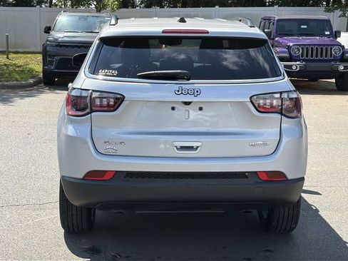Used 2025 Jeep Compass Latitude AWD/4WD image 12
