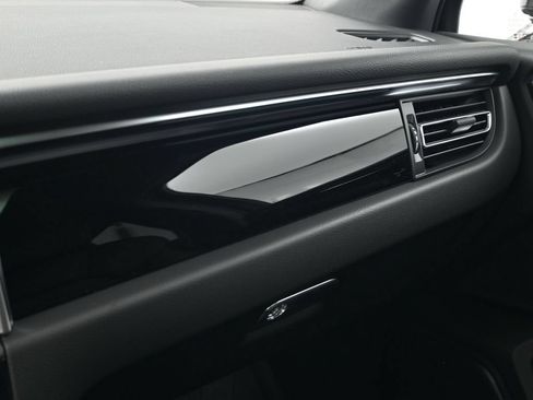 Certified 2026 Porsche Macan AWD/4WD image 23