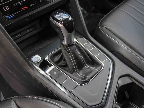 Used 2022 Volkswagen Tiguan SE w/ Panoramic Sunroof Package image 20