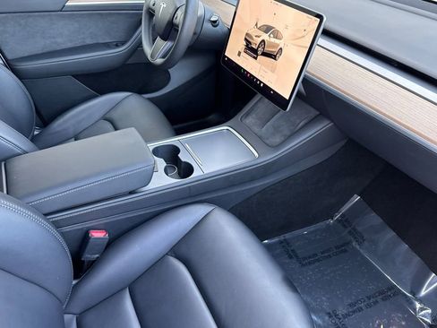 Used 2024 Tesla Model Y Long Range AWD/4WD image 19