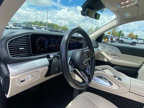 Used 2024 Mercedes-Benz GLS 450 4MATIC image 9