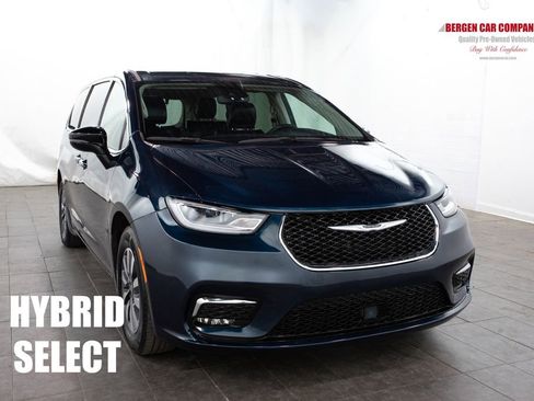 Used 2024 Chrysler Pacifica Limited FWD image 1