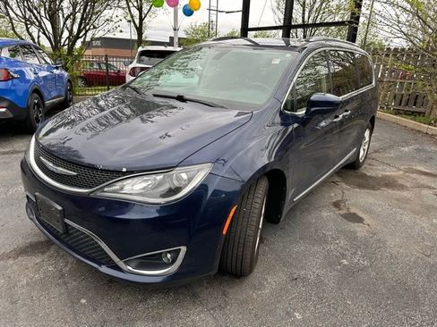 Used 2018 Chrysler Pacifica Touring-L w/ Tire & Wheel Group FWD image 1