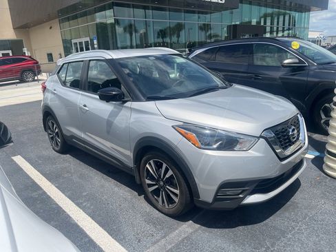 Used 2020 Nissan Kicks SR w/ SR Premium Package FWD image 2