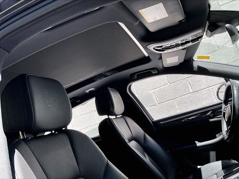Certified 2023 Porsche Macan AWD/4WD image 27