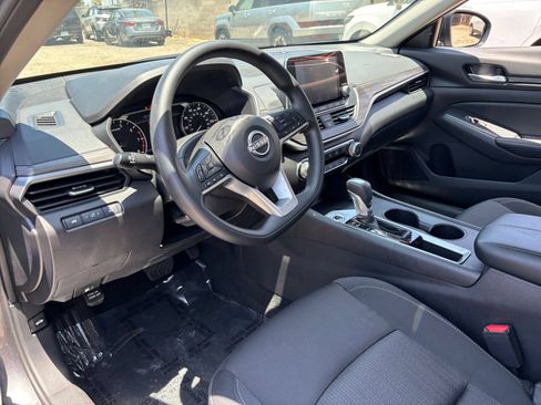 Used 2025 Nissan Altima 2.5 SV FWD image 35