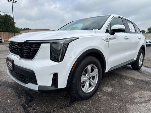 Used 2025 Kia Sorento LX FWD image 3