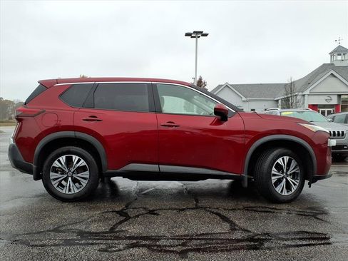 Used 2021 Nissan Rogue SV image 2