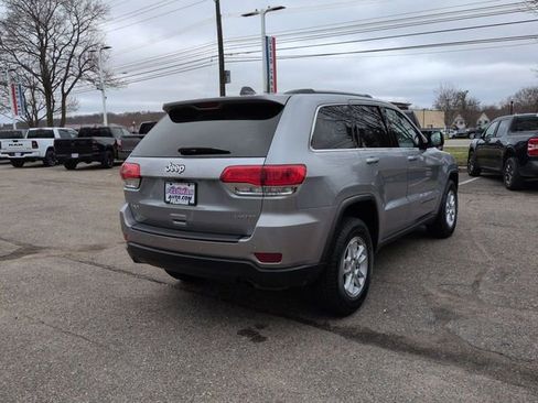 Used 2019 Jeep Grand Cherokee Laredo w/ Security & Convenience Group AWD/4WD image 3