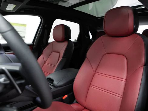 Certified 2025 Porsche Cayenne E-Hybrid AWD/4WD image 5