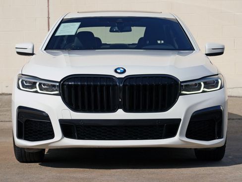 Used 2022 BMW 740i w/ M Sport Package RWD image 7