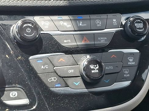 Used 2022 Chrysler Pacifica Touring-L w/ Uconnect Theater Family Group AWD/4WD image 15