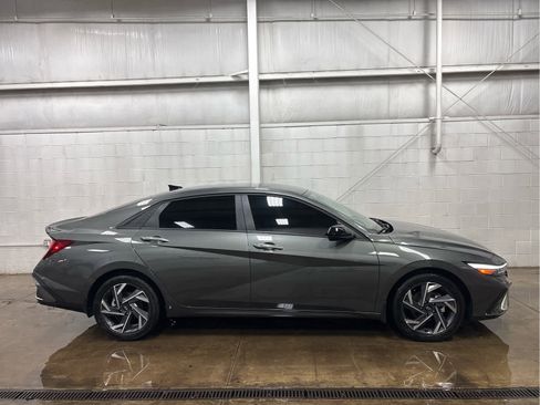 Used 2025 Hyundai Elantra Sport image 28