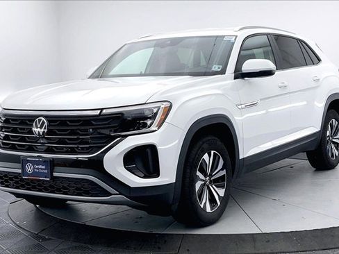 Used 2025 Volkswagen Atlas Cross Sport SE image 2