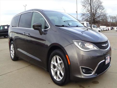 Used 2020 Chrysler Pacifica Touring w/ Tire & Wheel Group image 4