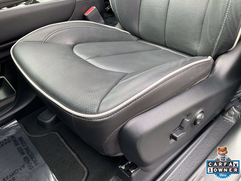 Used 2023 Chrysler Pacifica Limited w/ Uconnect Theater Family Group FWD image 17
