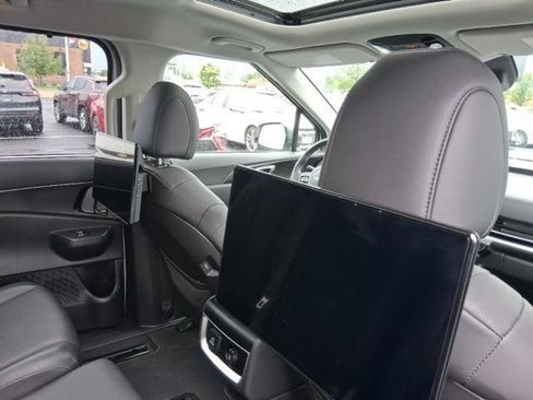 Used 2025 Kia Carnival SX FWD image 11