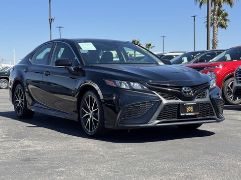 Used 2024 Toyota Camry SE image 1