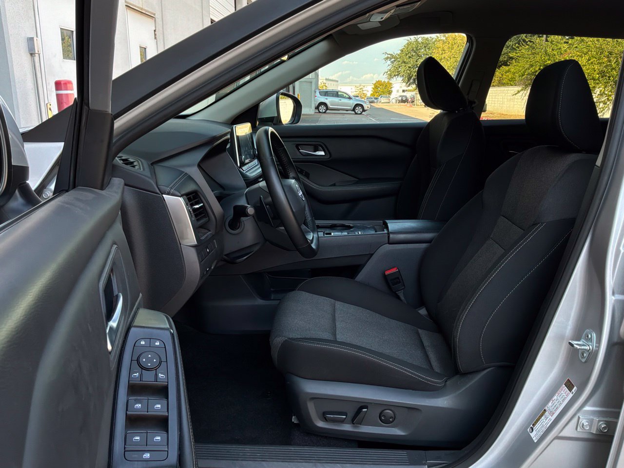 Used 2025 Nissan Rogue SV FWD image 10