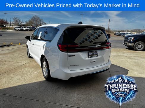 Used 2024 Chrysler Pacifica Touring-L FWD image 5