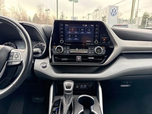 Used 2022 Toyota Highlander XLE image 25