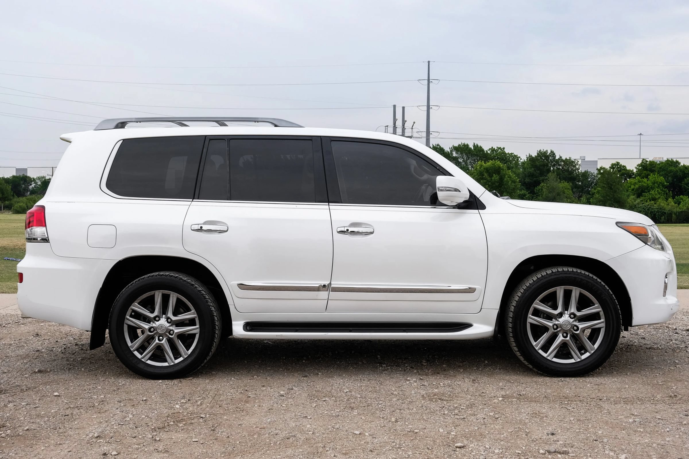 Used 2013 Lexus LX 570 4WD w/ Luxury Pkg image 9