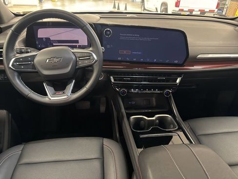 Used 2025 Chevrolet Traverse Z71 image 9